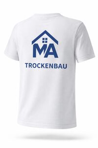 Ein weißes T-Shirt, das von hinten gezeigt wird, mit einem blauen Logo eines Hauses über den Buchstaben MA und dem Wort TROCKENBAU in fetten blauen Buchstaben darunter.