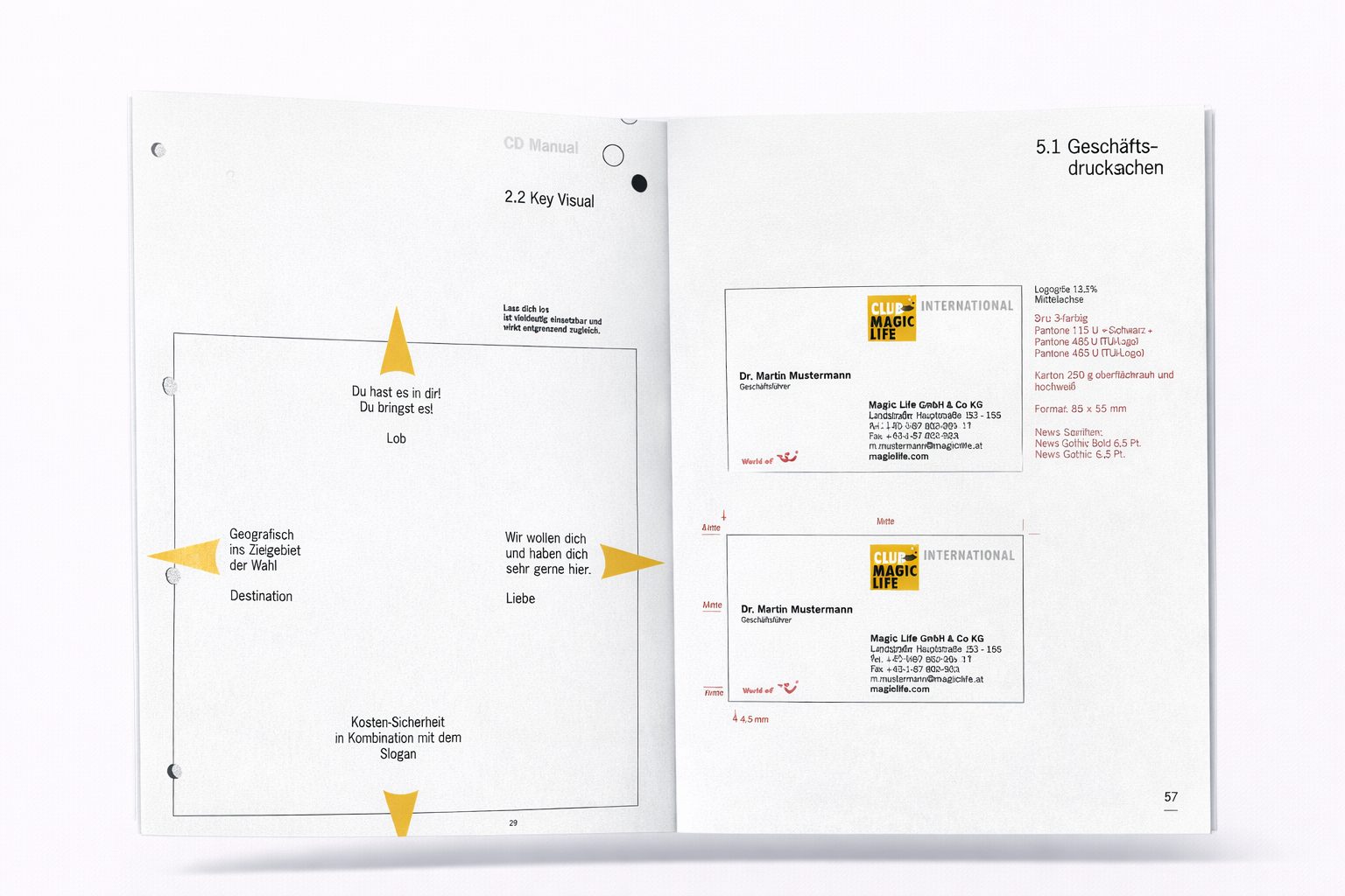 Aufgeschlagenes Corporate-Design-Manual mit Farbwerten und Logovarianten