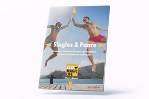 Das Titelbild der Broschüre zeigt eine Frau und einen Mann in Badekleidung, die vor einem malerischen See- und Berghintergrund herumhüpfen und sich zuprosten. Der Text lautet "Singles & Paare" und wirbt für den "Club Magic Life", mit dem TUI-Logo am unteren Rand.
