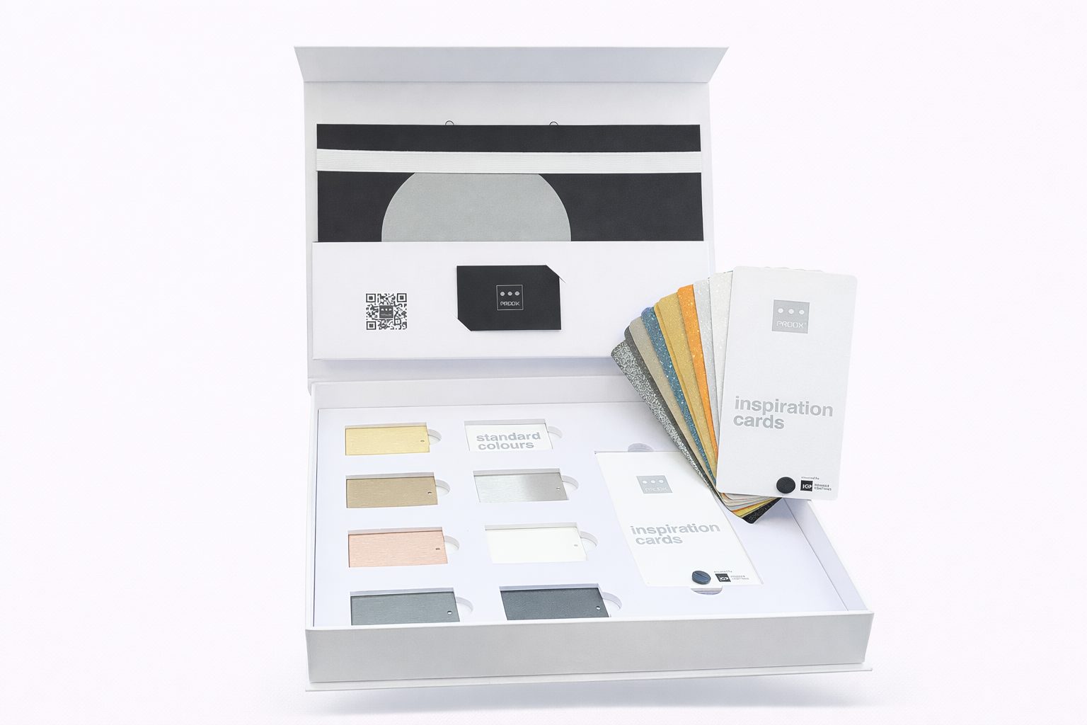 Offene Präsentationsbox mit Farbmustern und Materialproben