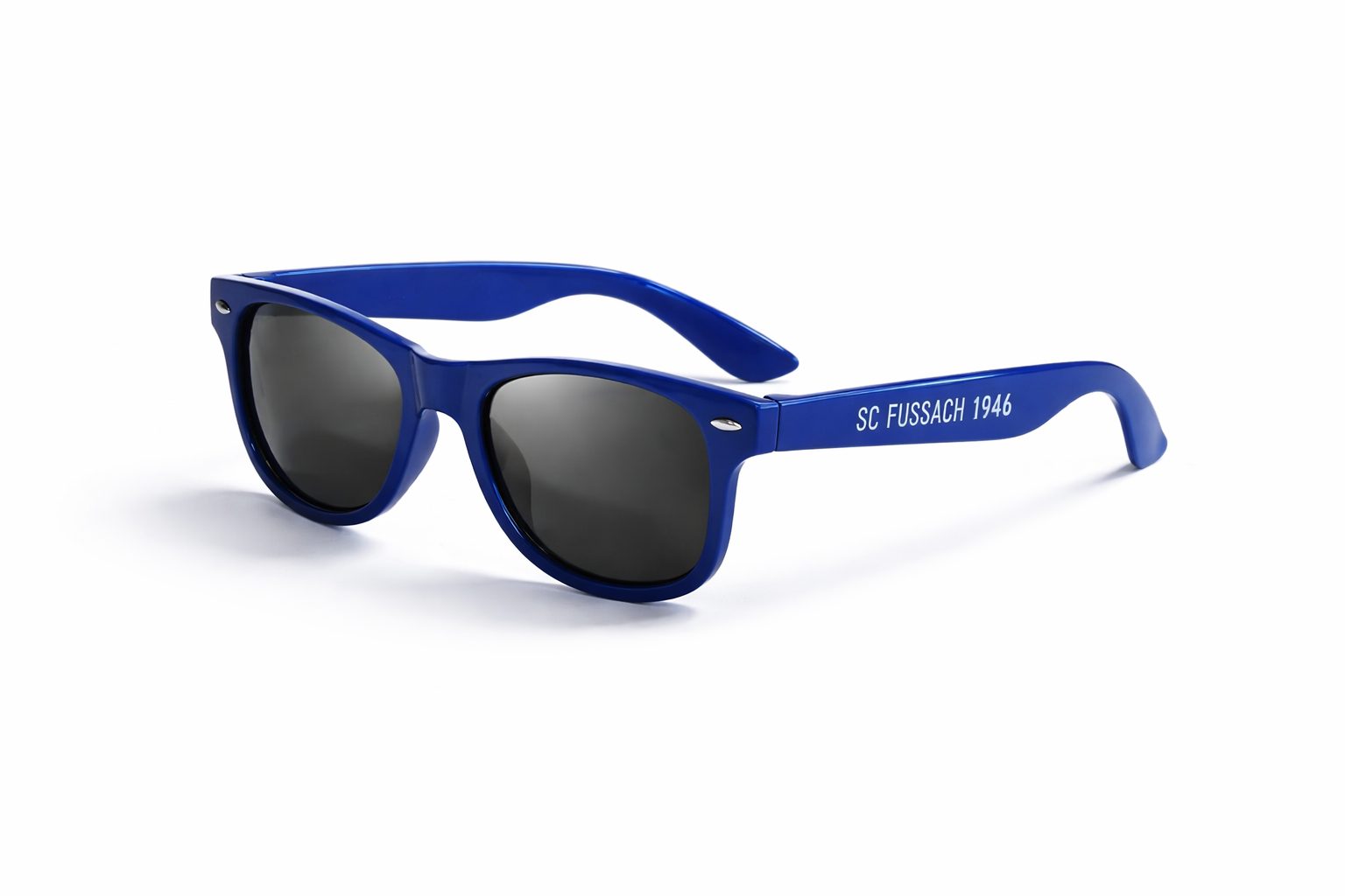 Blaue Sonnenbrille mit weißem Aufdruck