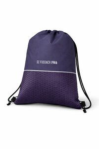 Ein dunkelvioletter Kordelzugbeutel mit schwarzen Schnüren. Auf dem oberen Teil ist in weißer Farbe SC FUSSACH 1946 aufgedruckt, auf der unteren Hälfte ein geometrisches Muster. Die Tasche steht aufrecht vor einem weißen Hintergrund.