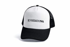 Eine schwarz-weiße Trucker-Mütze mit dem Aufdruck SC FUSSACH 1946 auf der Vorderseite, der sich von einem weißen Hintergrund abhebt.