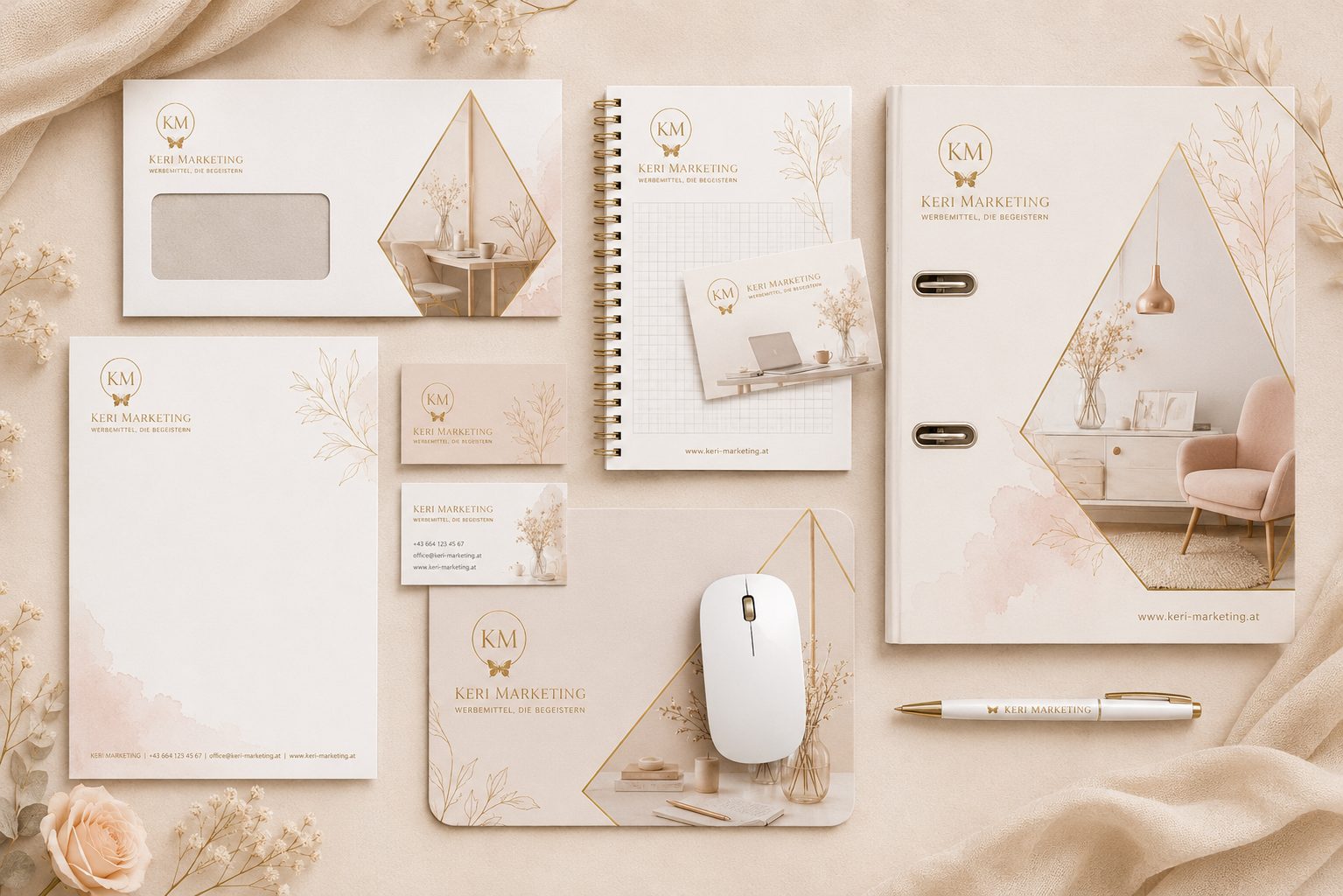 Ein beigefarbenes Flat-Lay von gebrandetem Büromaterial und Werbemitteln, einschließlich Umschlägen, Briefpapier, Visitenkarten, Mappen und mehr - alles mit minimalistischen Blumendesigns und den Logos von Keri Marketing.