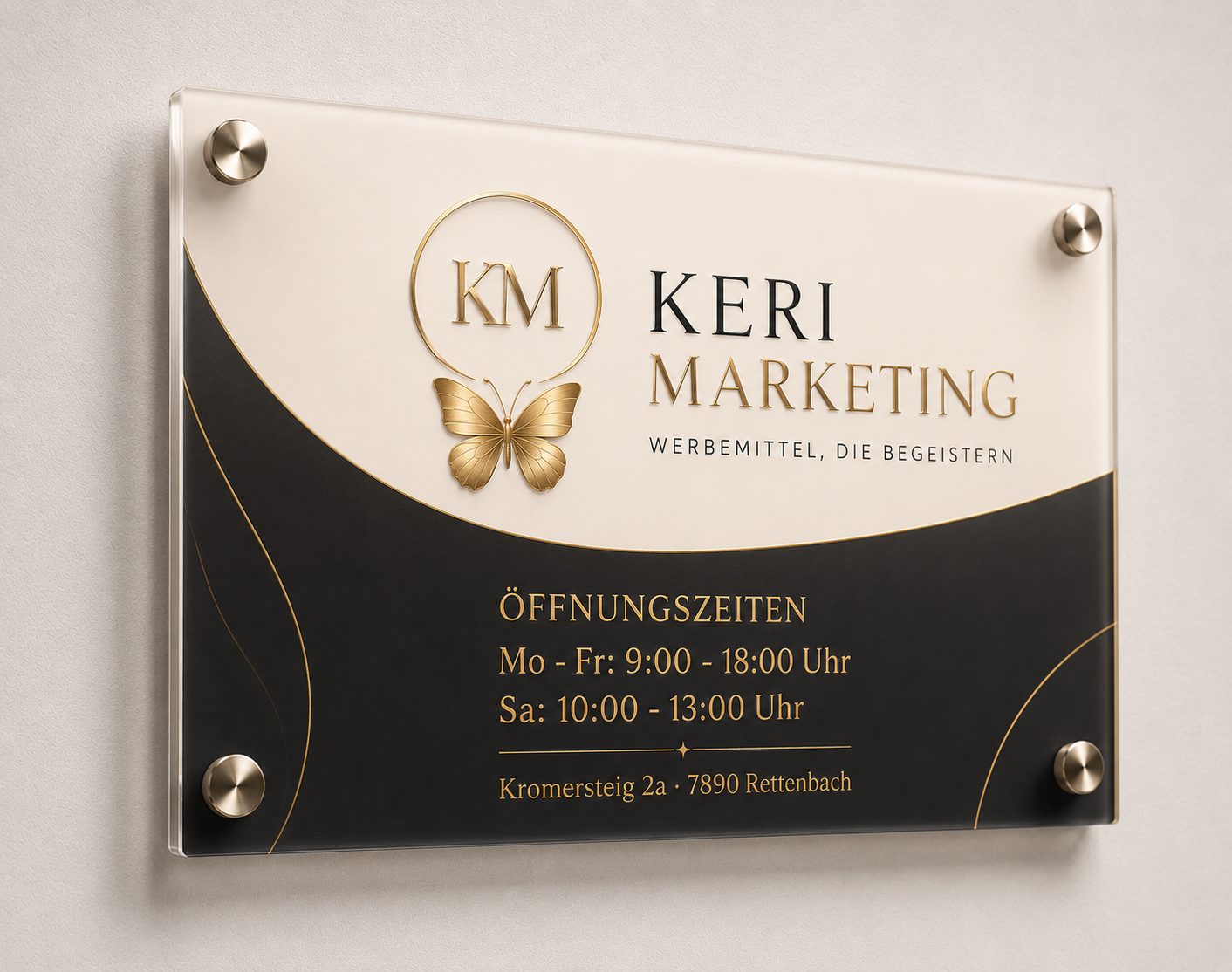 Ein gläsernes Werbemittel-Geschäftsschild für Keri Marketing mit einem goldenen Schmetterlingslogo, Öffnungszeiten (Mo-Fr: 9:00-18:00, Sa: 10:00-13:00) und der Adresse Kromersteig 2a, 7890 Rettenbach.